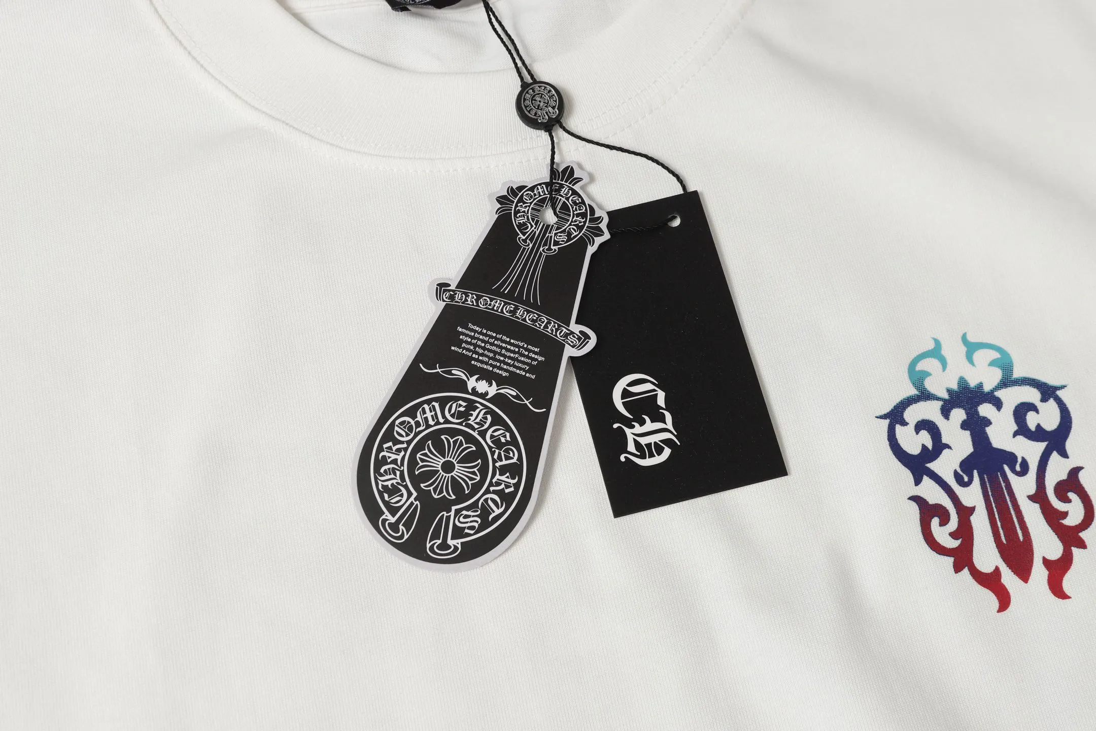 🅿️170 Chrome hearte/Chrome heart ch 25ss early spring Sanskrit horseshoe print short-sleeved T-shirt. A must-have item for daily commuting for men and women in light luxury. The correct version is welcome to compare. Detailed features: ·280g 100% cotton double yarn jersey fabric. ·Custom-dyed in the same cylinder, special thickened 32 pieces double-strand 1x1 thread. ·Double-needle cross-stitch technology. ·Original main mark washed tag. Color: black white. Size: XS-L